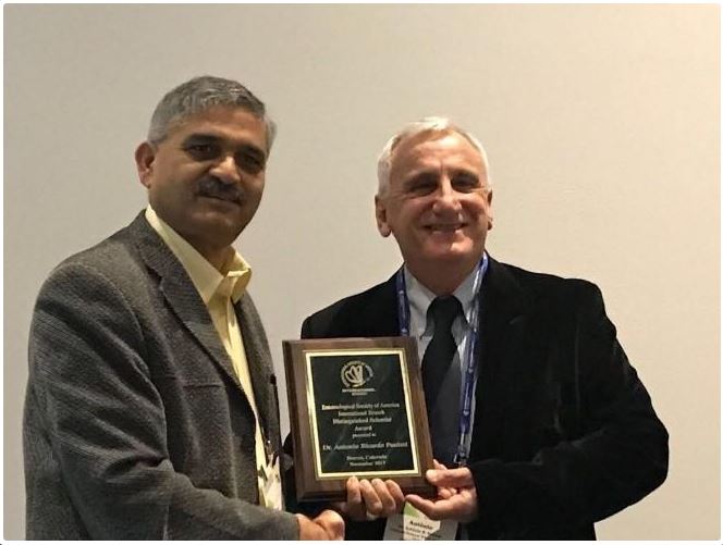 Panizzi com o prêmio