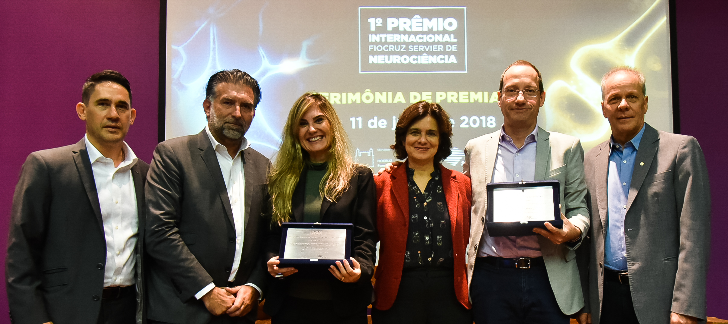 Entrega da Premiação ao pesquisador com autoridades