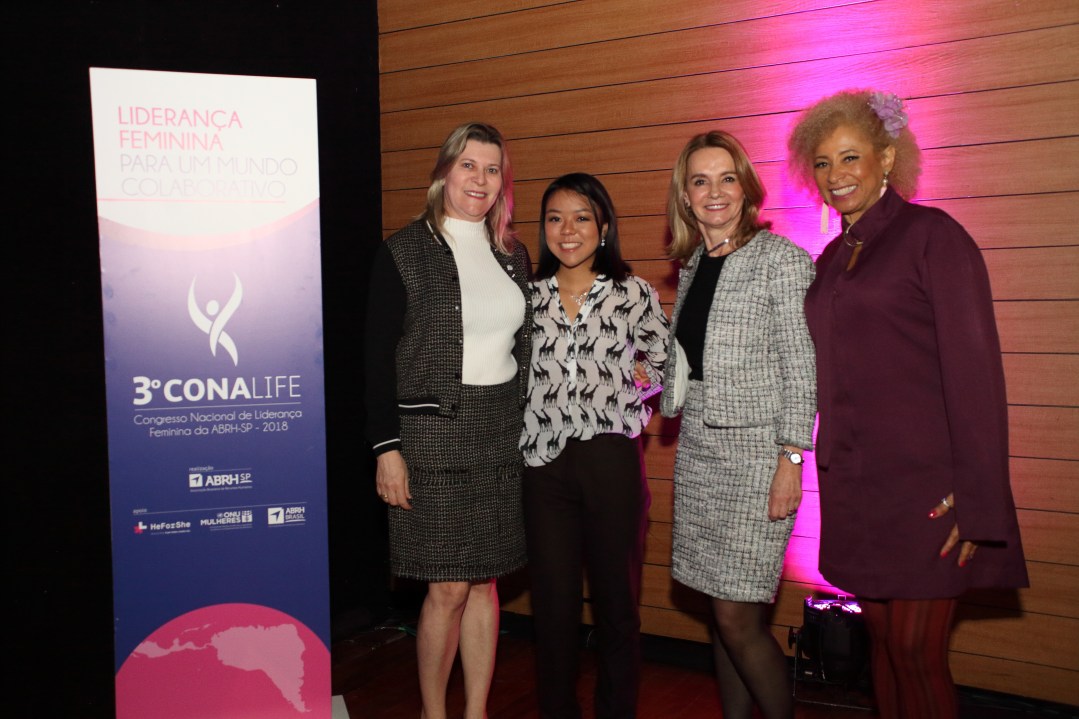A Diretora Adriana Tonini com as pesquisadoras, Miriam Harumi Koga, Medalha de Ouro IX Olimpiada LatinoAmericana de Astronomia e Astronautica; Thaisa Storchi Bergmann, Profª de Astronomia na UFRGS e Sonia Guimaraes, Profª do ITA, no Conalife deste ano
