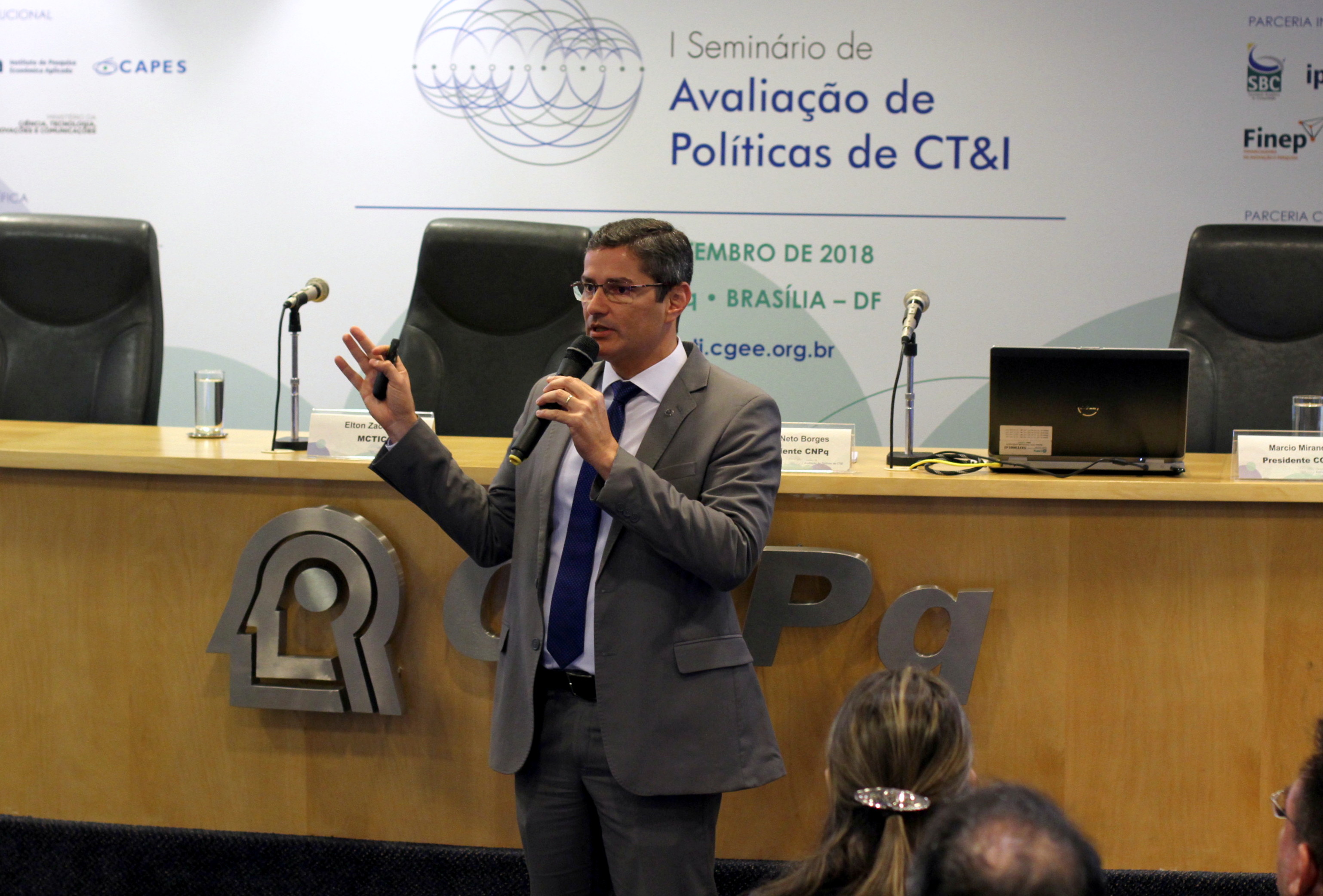 Jose Ricardo de Santana apresenta o evento