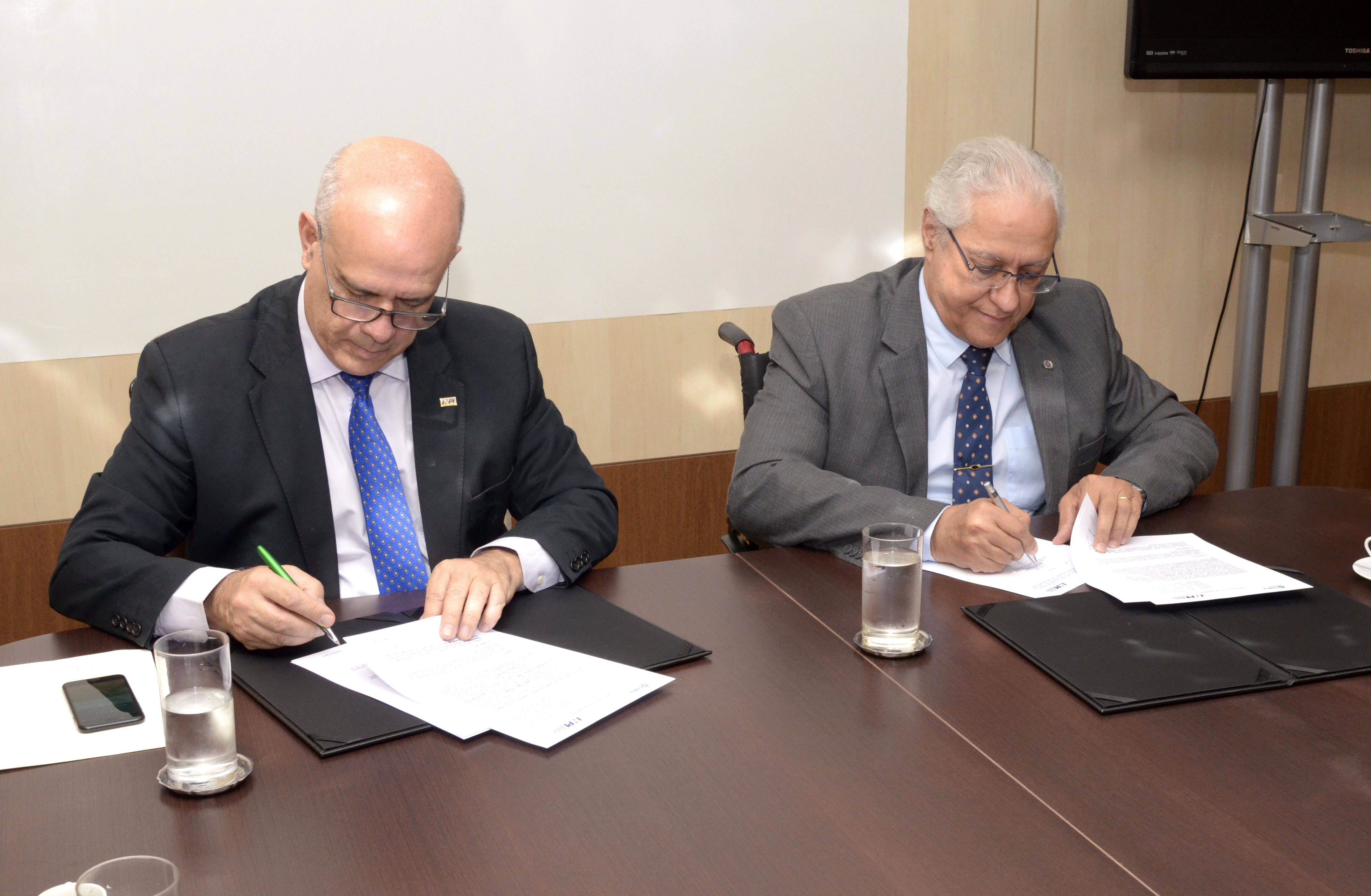 Presidente do INPI e do CNPq assinando acordo