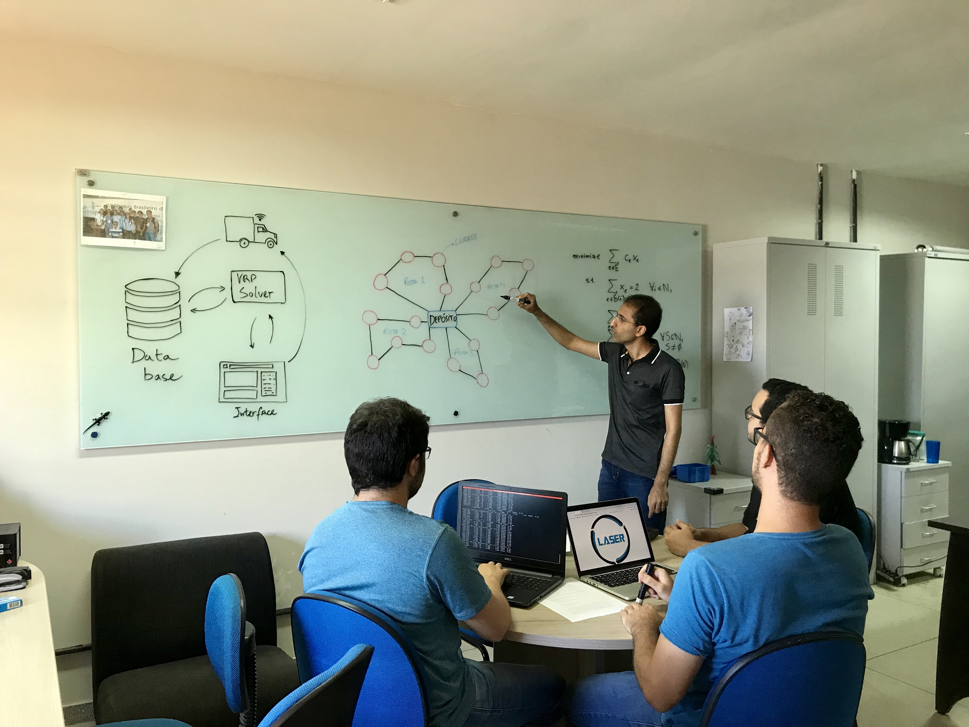 Prof. Subramanian e alunos em sala de aula 