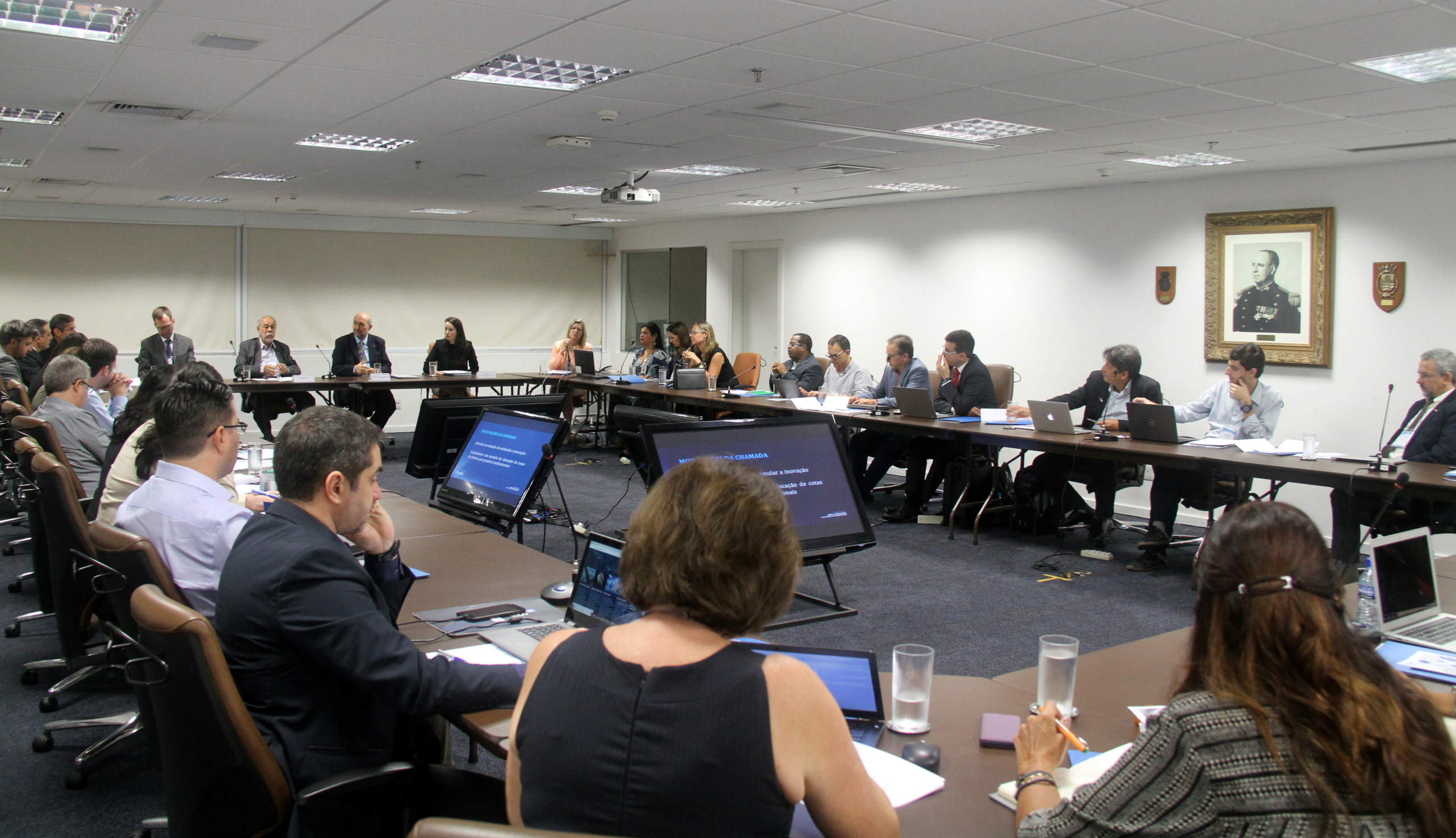 Sala Álvaro Alberto com participantes do seminário reunidos