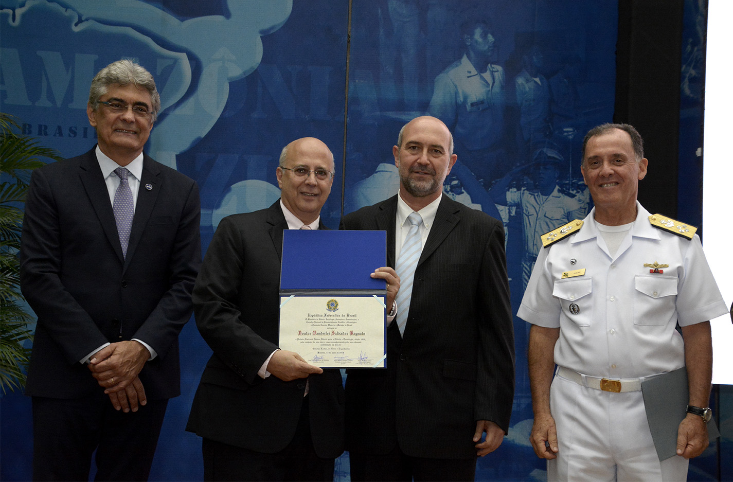 Prof Bagnato recebendo seu diploma
