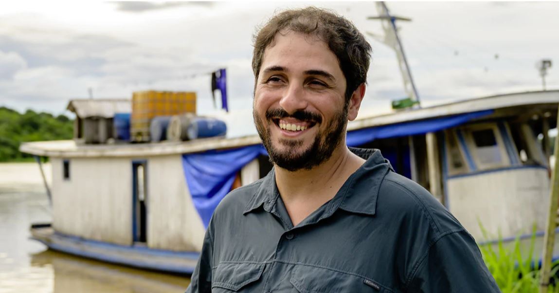 O pesquisador em uma região da Amazonia, na beira do rio