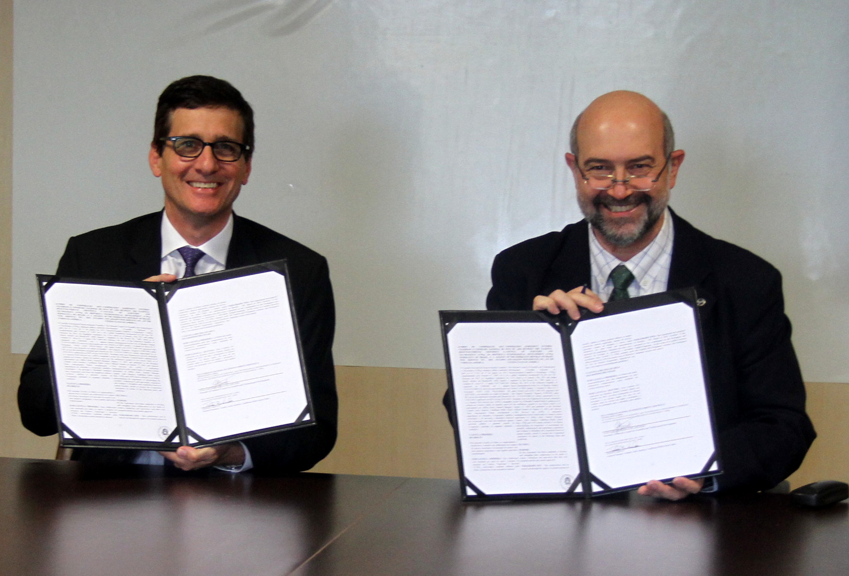 Jeffrey Kratz e Presidente do CNPq assinando acordo